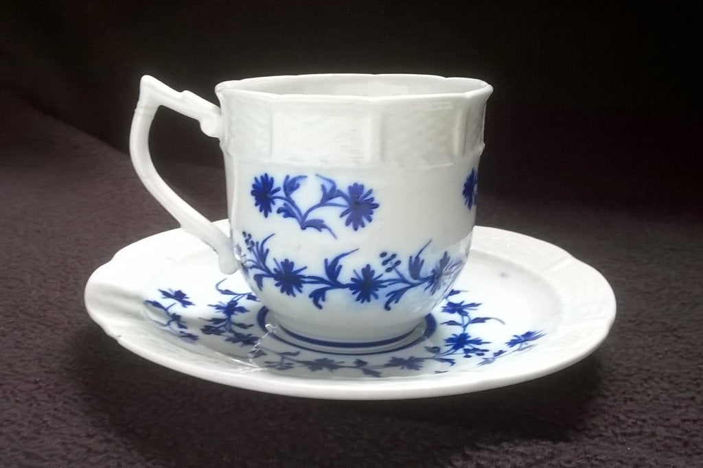 Tasse et sous-tasse en porcelaine de Tournai, Envoi