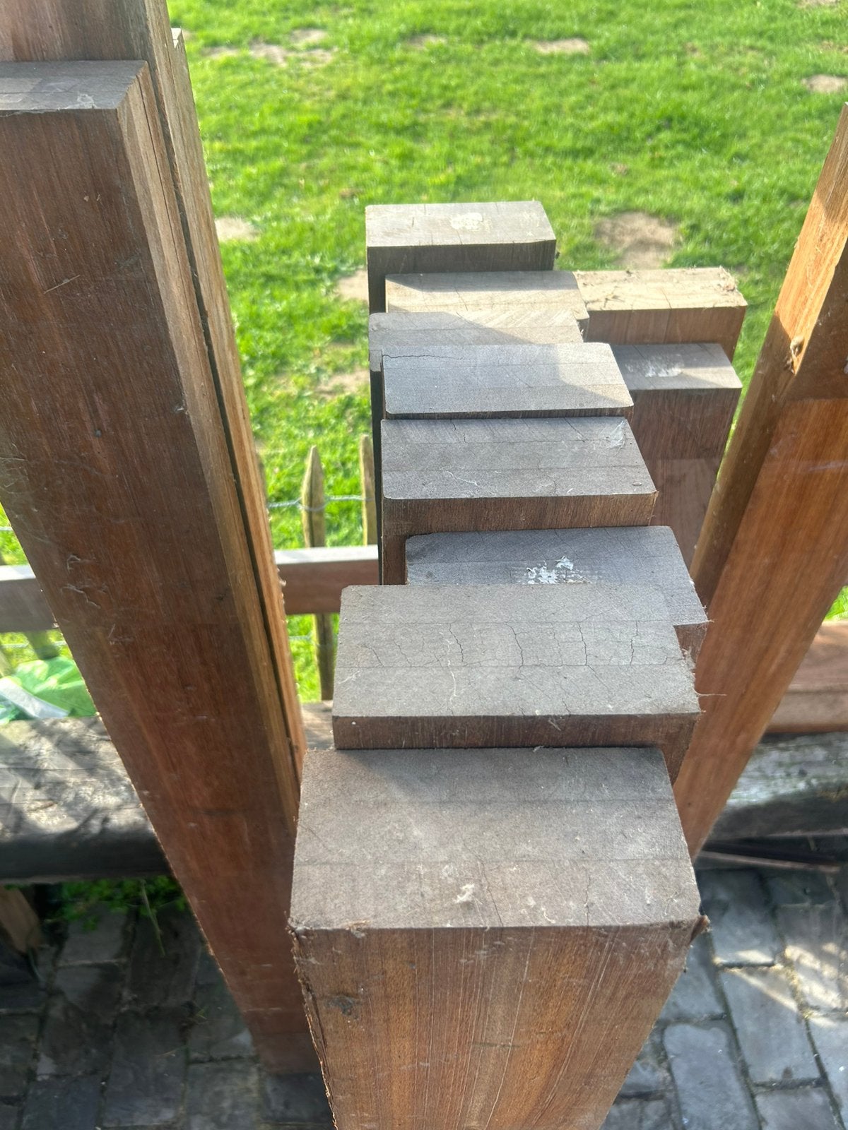 Poteaux en bois dur durable, pièce tropicale 35€, Enlèvement, Poteaux, Bois dur