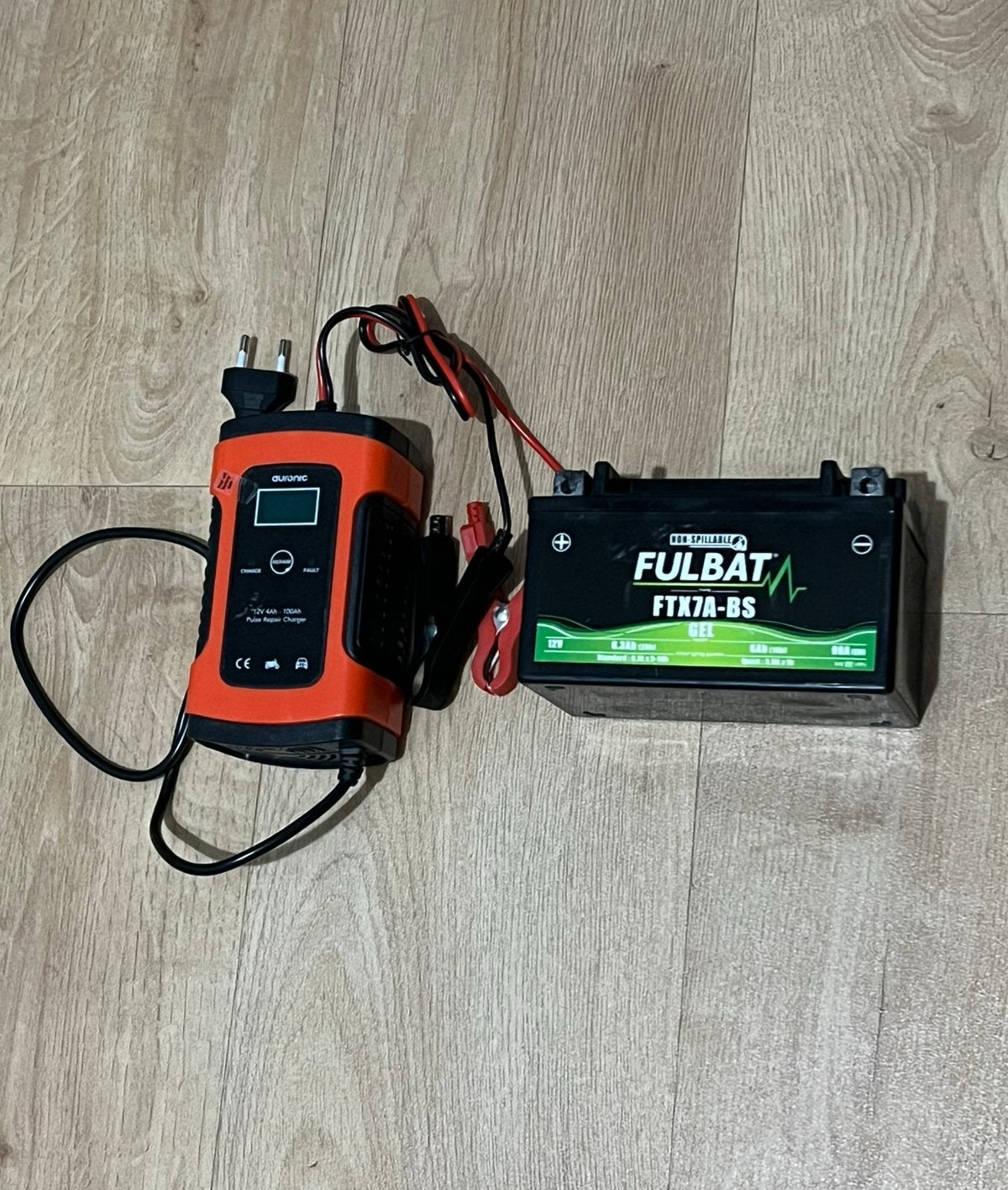 Scooteraccu 12V 6Ah + Acculader 12V 4Ah-100Ah, Ophalen