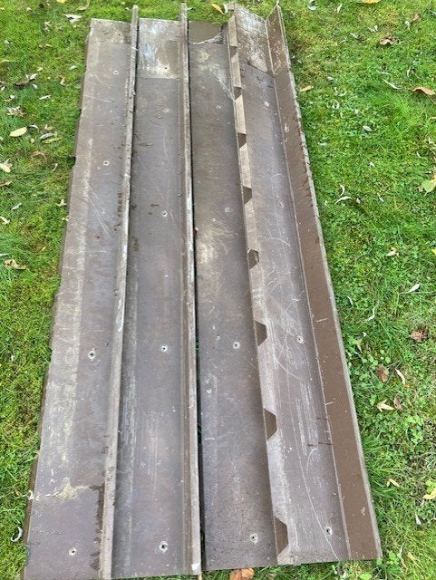 Vier bruine opstaande getande muurnokken voor dakplaten, Doe-het-zelf en Bouw, Gebruikt, Overige kleuren, Metaal, Ophalen