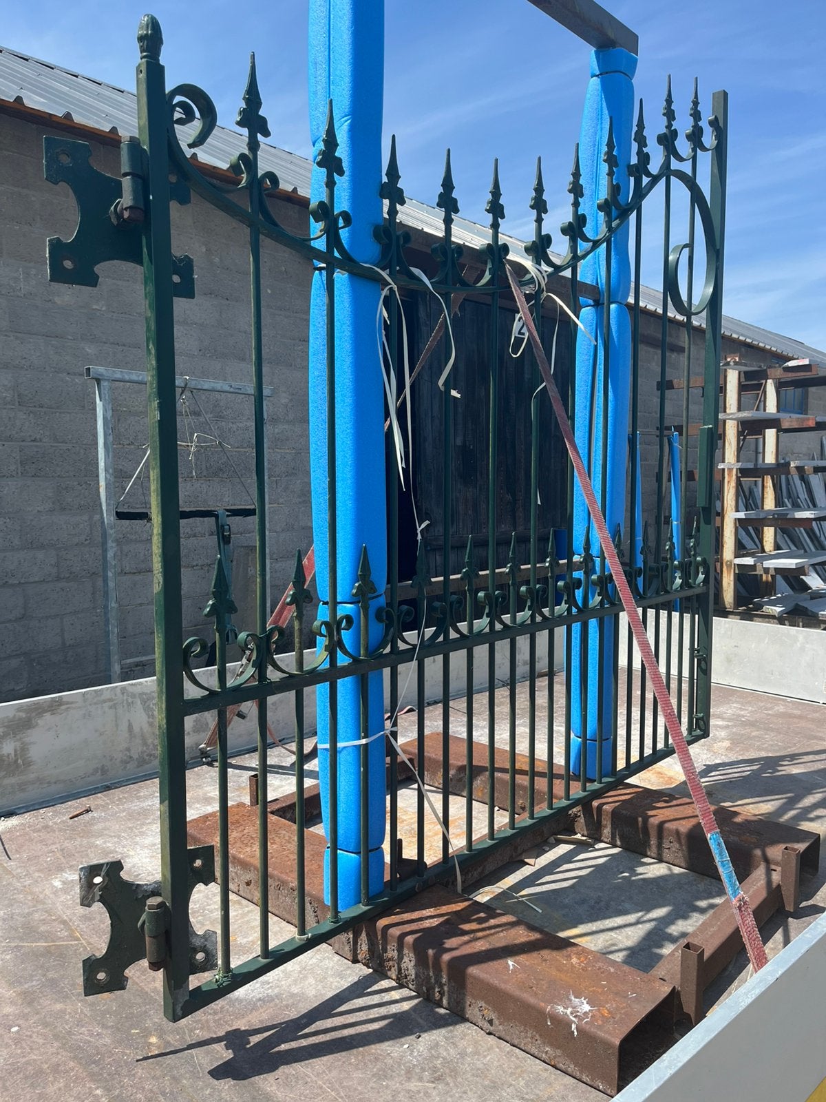 Portail de 2 m de large, prix avantageux, Enlèvement, Utilisé, Fer, Porte du jardin