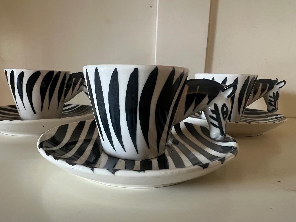 3 zebra tassen met paardenkop, Ophalen
