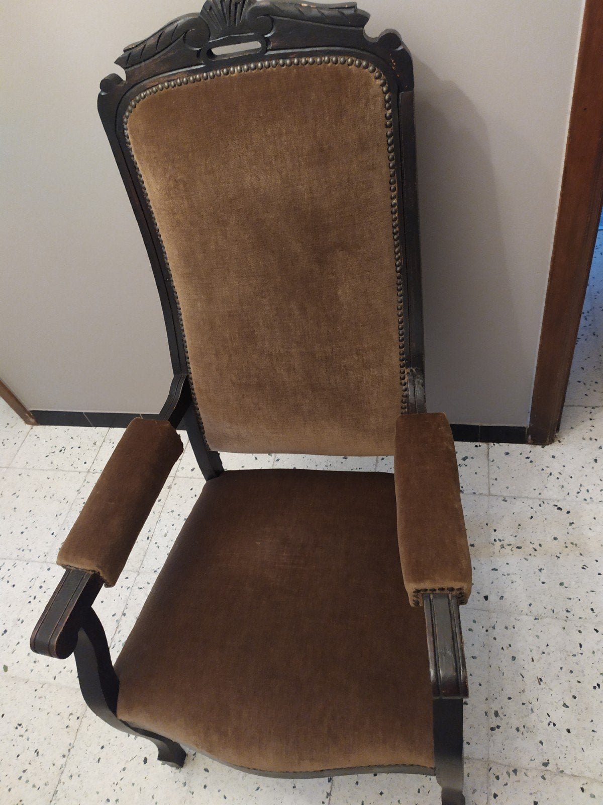 Chaise ancienne en état d'origine avec clous., Enlèvement