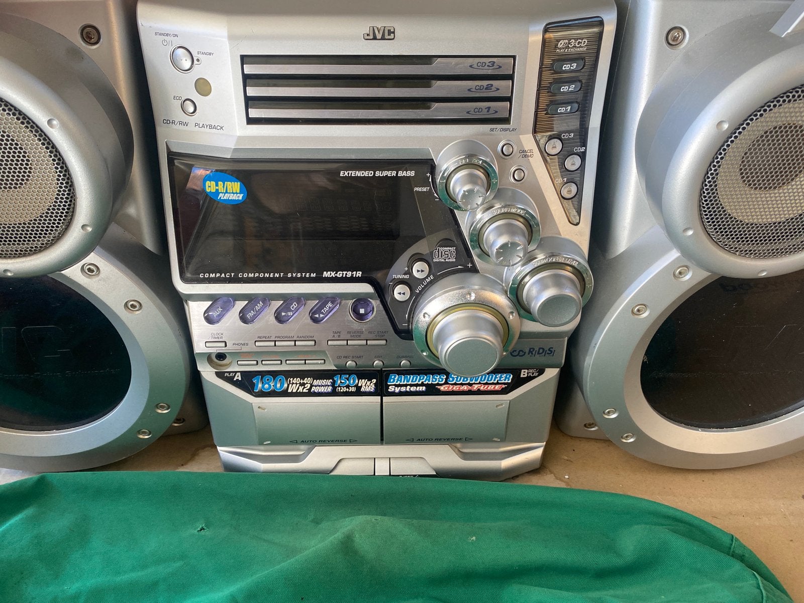Chaîne hifi JVC bon fonctionnement super bass , 3 cd, tuner,, Enlèvement, Comme neuf