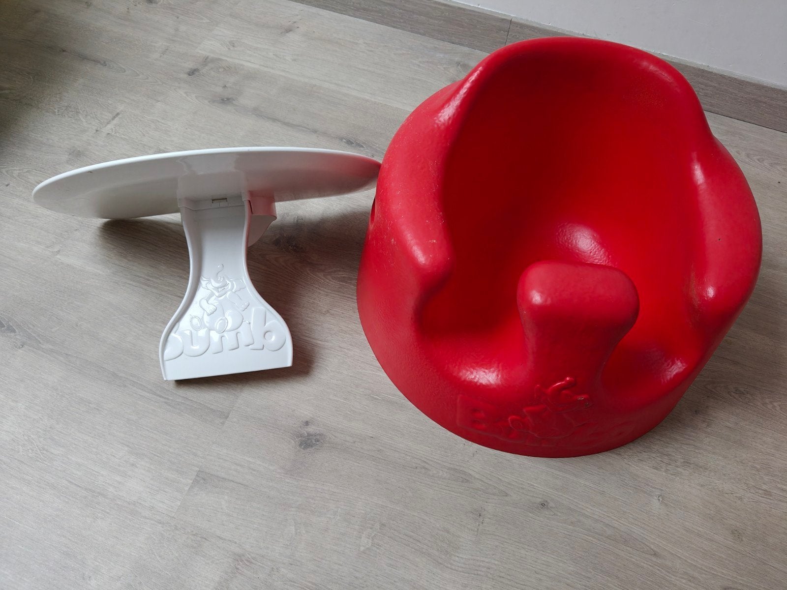 Bumbo met tafeltje, Huis en Inrichting, Ophalen, Zo goed als nieuw, Rood