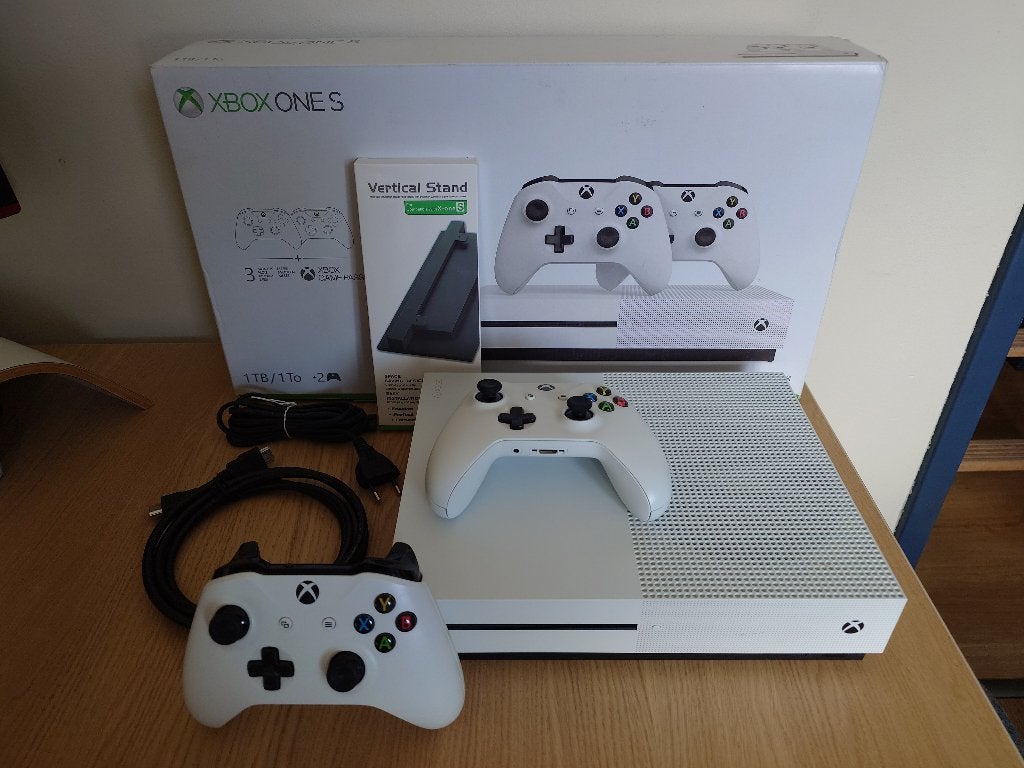 Xbox One S 1 TB + 2 Controllers + Vertical Stand, Ophalen, Xbox One, Met 2 controllers, Zo goed als nieuw