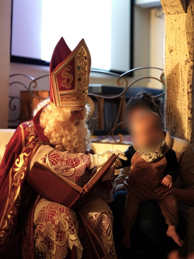 Sinterklaas huisbezoek, school en bedrijf, Ophalen