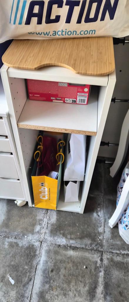 Petite armoire, Enlèvement