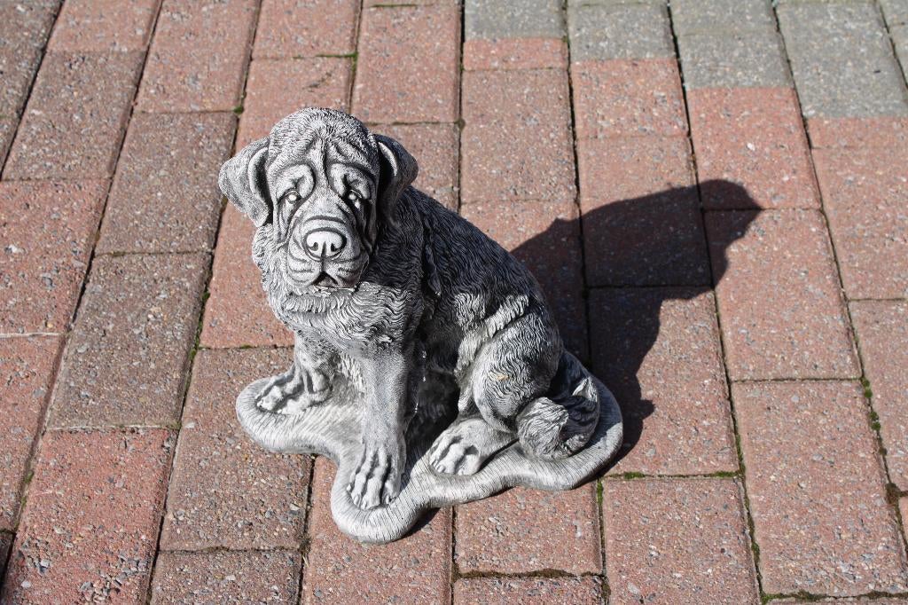 Zittende hond in gepatineerde steen, Tuin en Terras, Ophalen of Verzenden, Nieuw, Steen, Dierenbeeld