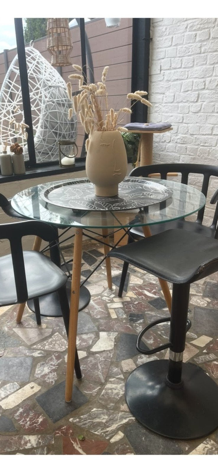 Table en verre, Enlèvement
