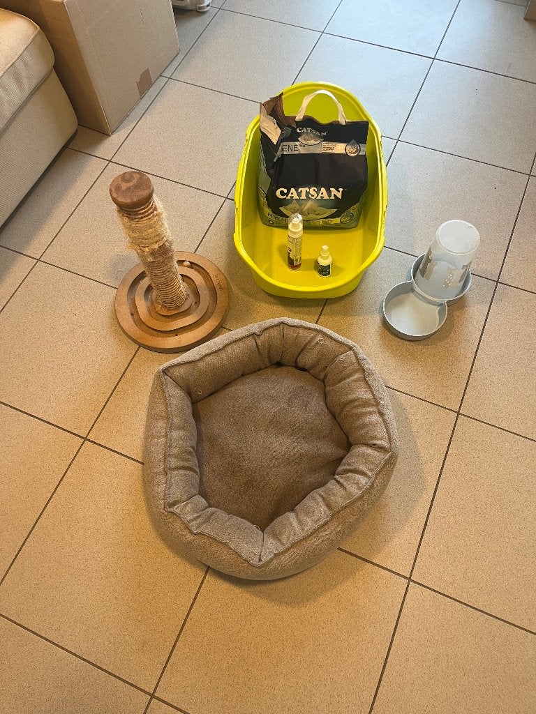 Kattenbak met vulling-mand-krappaal-voerbak-cat spray, Ophalen, Gebruikt