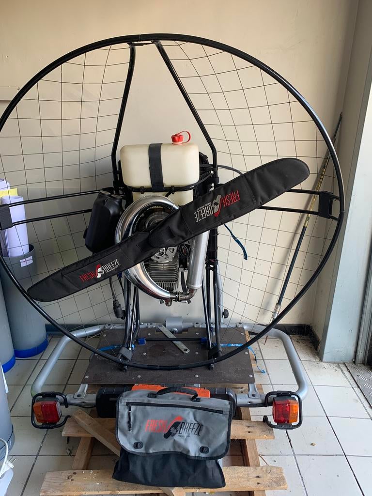 Paramotor 100 cc met glyder electridch starten, Sports & Fitness, Vol à voile & Parapente, Enlèvement, Paramoteur