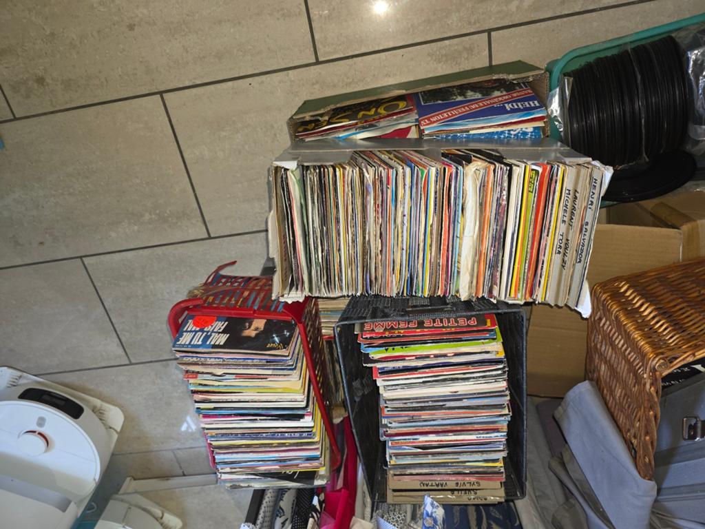 +- 1000 vinyles 45 tours et une centaine de 33 tours, Enlèvement ou Envoi
