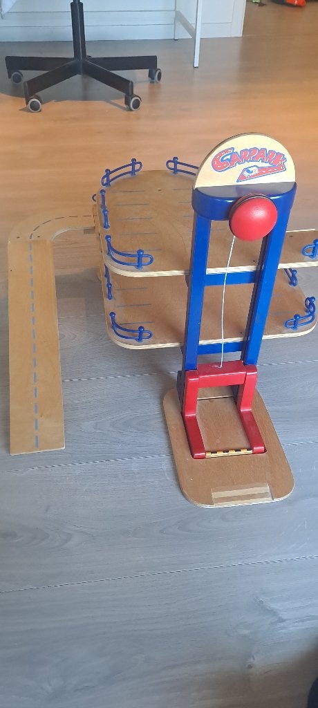Pintoy carpark houten speelgoedgarage, Kinderen en Baby's, Ophalen, Zo goed als nieuw, Rij- of Hobbelspeelgoed