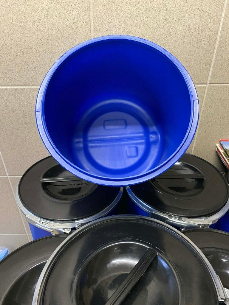 Voedertonnen met handgreep -10 liter !, Ophalen, Zo goed als nieuw