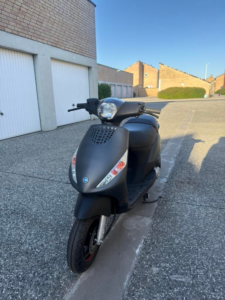 Piaggo zip 5km op de teller!, Fietsen en Brommers, Scooters | Piaggio, Zo goed als nieuw, Zip, Ophalen