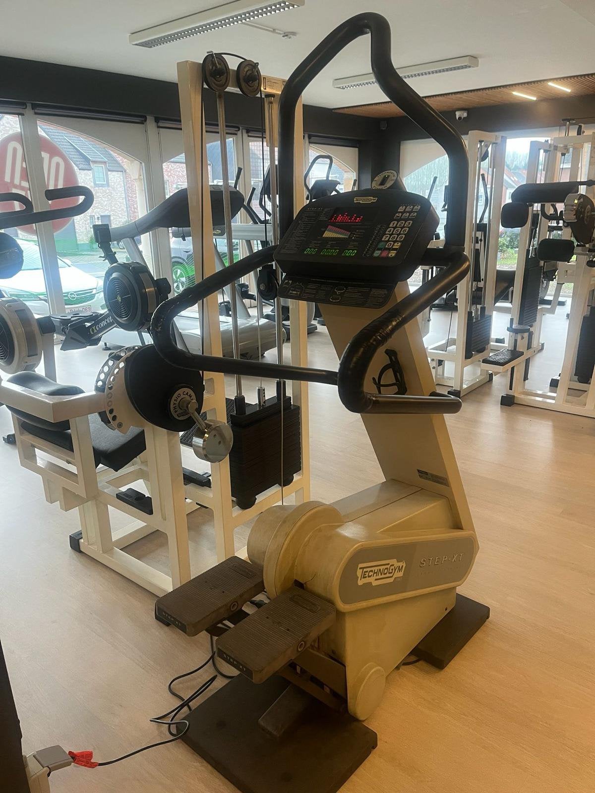 Technogym step, Sports & Fitness, Enlèvement, Utilisé, Métal, Appareil step
