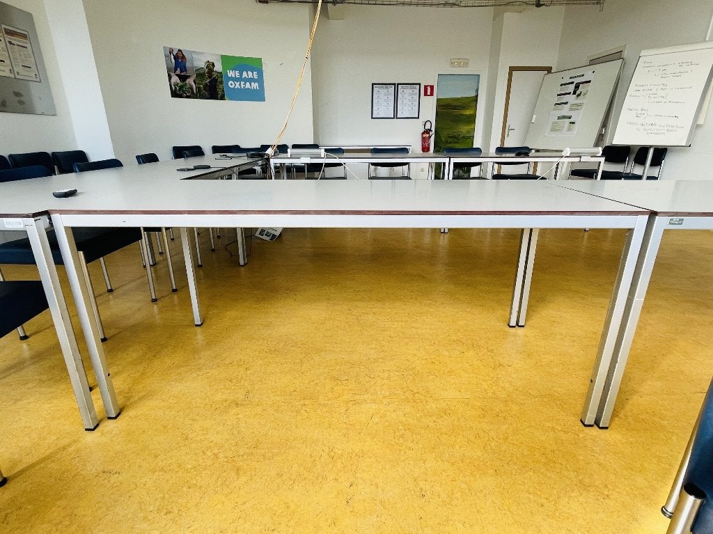 +/- 100 TABLES àpd 5€ ! @ OXFAM Solidarité, Maison & Meubles, Tables | Tables à manger, Utilisé, Rectangulaire, Autres essences de bois