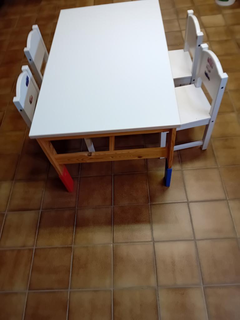 Kinder tafeltje met vier stoelen, Kinderen en Baby's, Kinderkamer | Tafels en Stoelen, Ophalen, Stoel(en)