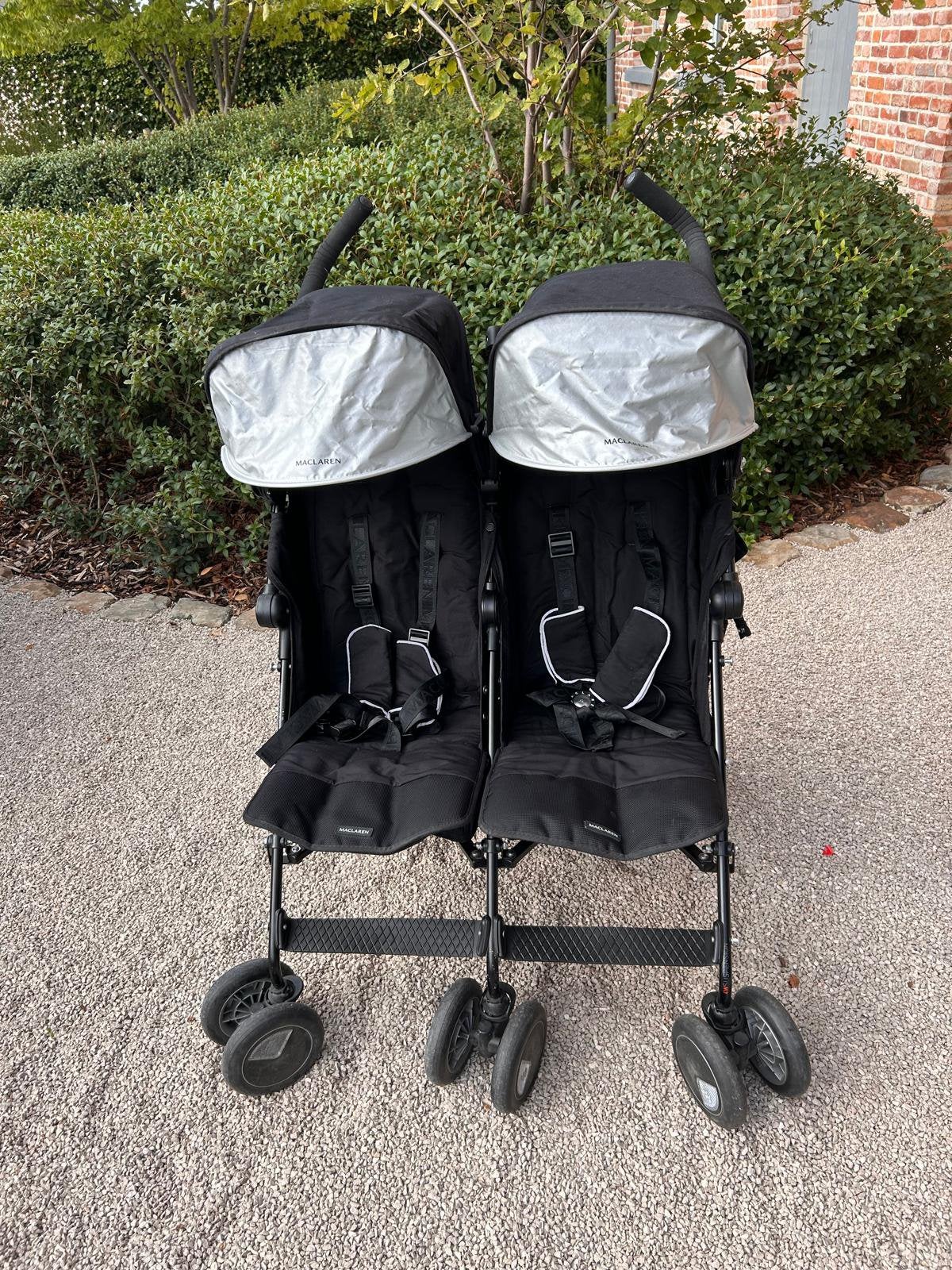 Buggy McLaren tweeling incl. voetenzakken en regenhoes, Enfants & Bébés, Enlèvement, Comme neuf, Poussette ou Buggy