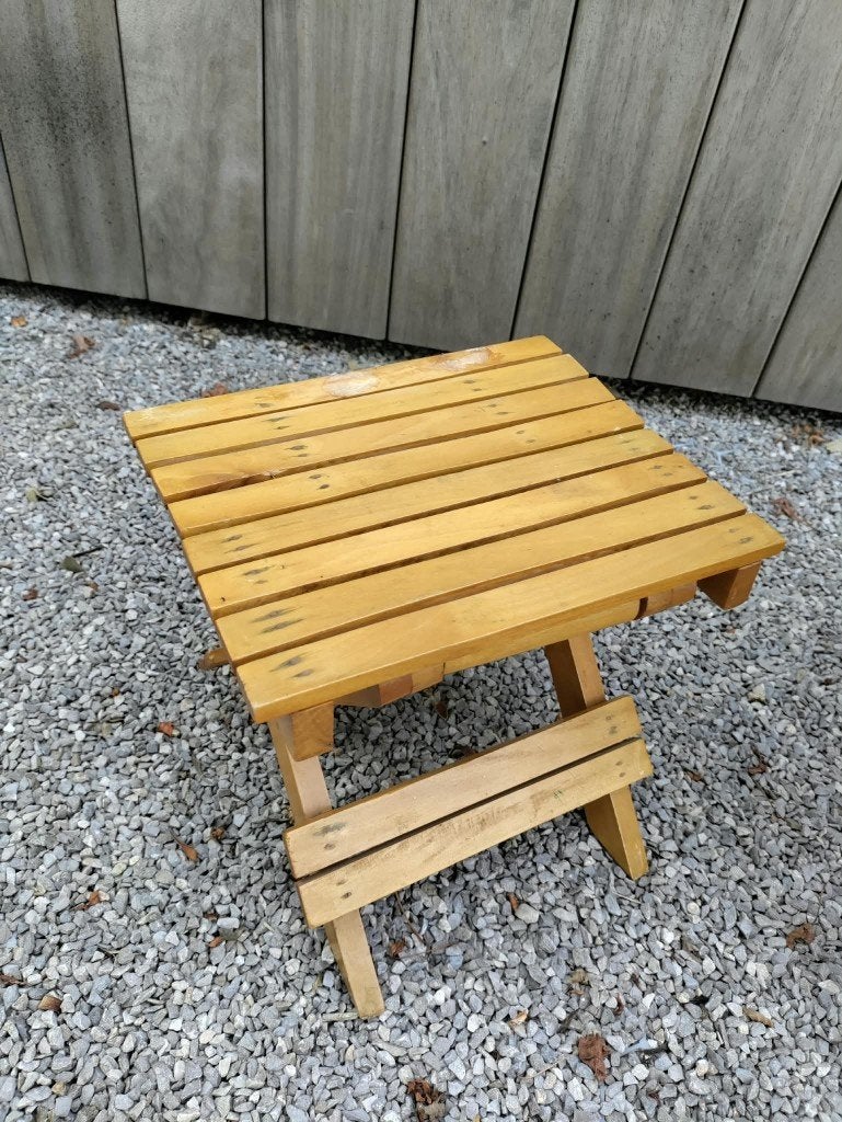 Houten vouwstoeltje met voetsteun (merk: JOSCO België), Ophalen