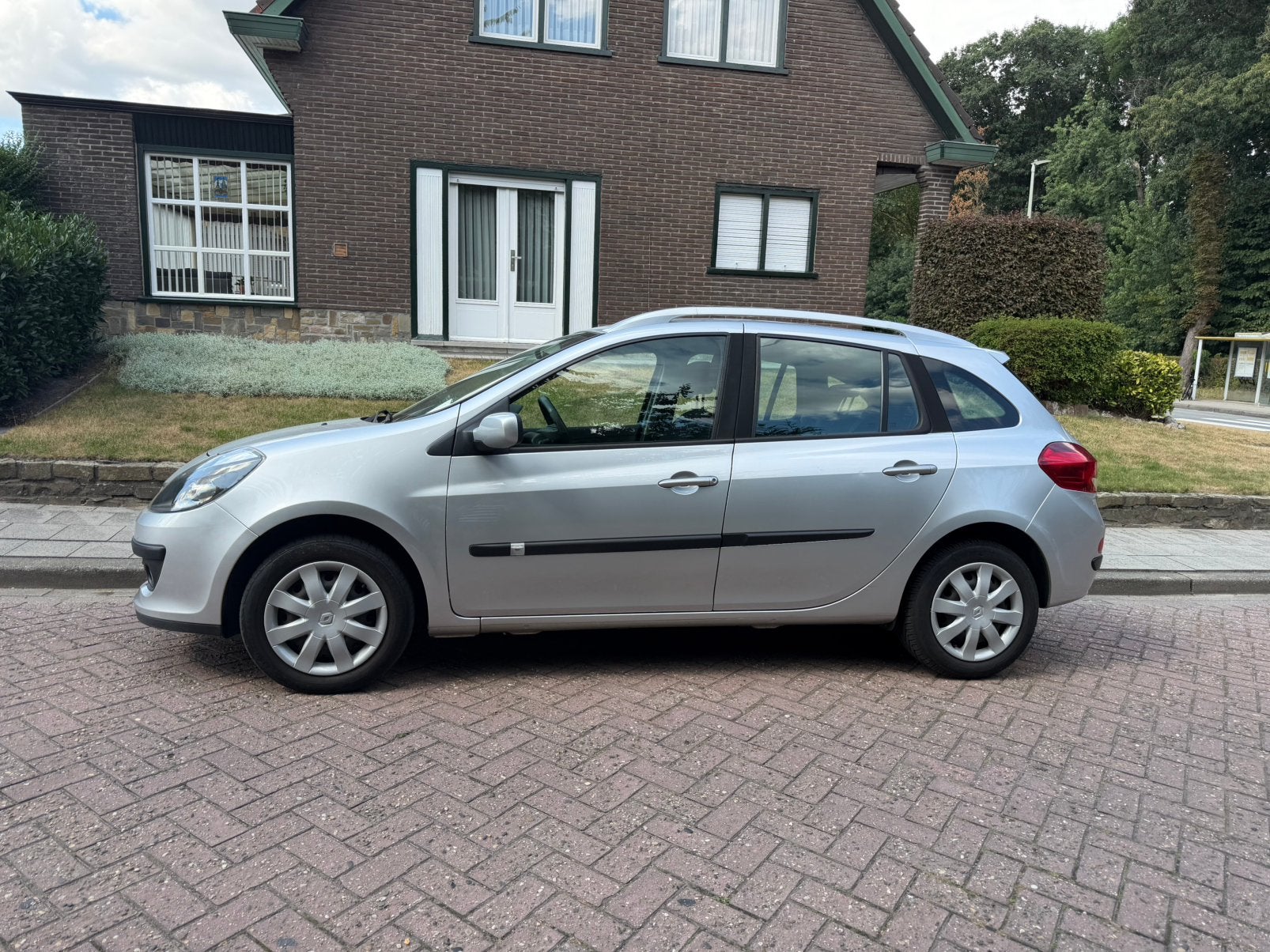 Renault Clio Grandtour 1.2i essence 1eig Navi Homologuée, Argent ou Gris, Achat, https://public.car-pass.be/vhr/bc2b4dc3-0b08-401e-be90-7ef0bc64c122