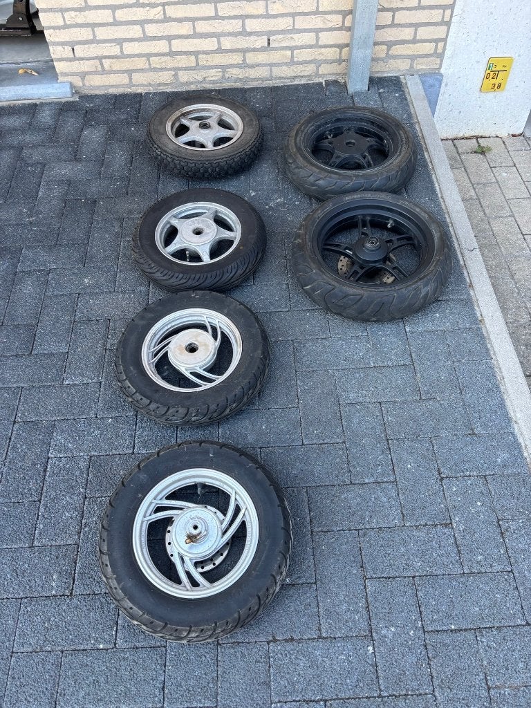Lot van 6 scooterbanden op velg  in goede staat, Ophalen, Zo goed als nieuw