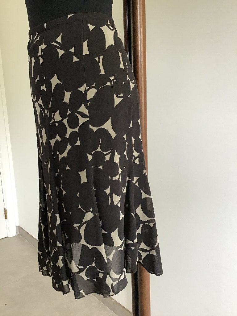 vlotte strokenrok mt 42-44, Kleding | Dames, Rokken, Bruin, Maat 42/44 (L), Ophalen of Verzenden, Knielengte