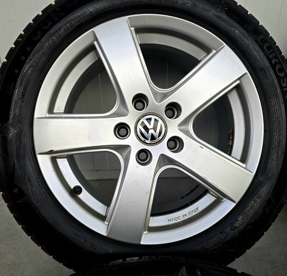 4 pneus hiver 235 45 r18 sur jantes Passat, Autos : Pièces & Accessoires, Pneus hiver, Véhicule de tourisme, Enlèvement, Pneu(s)