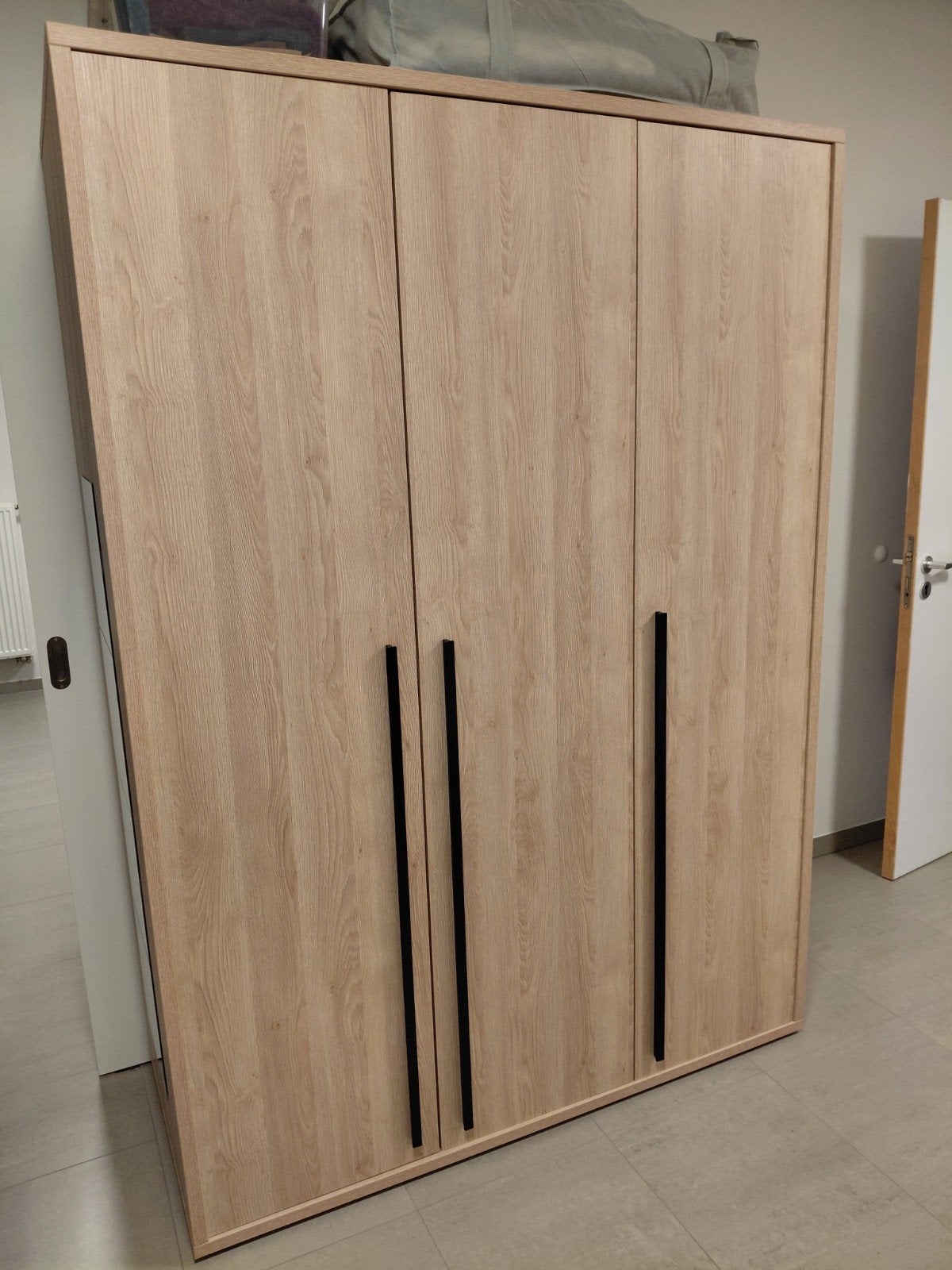 Kleerkast modern Scandinavisch 3 deuren eik, 6 maand oud, Ophalen