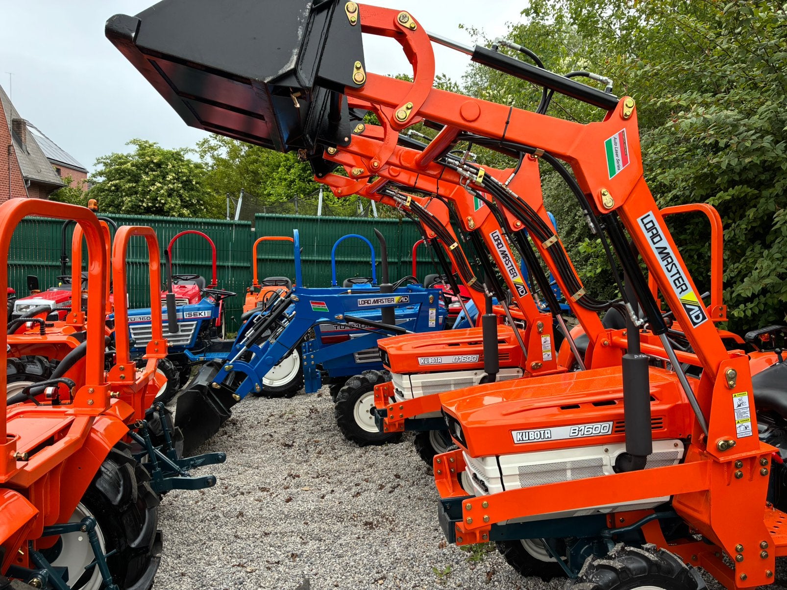 Micro tracteur Kubota avec chargeur frontal, Articles professionnels, Agriculture | Tracteurs, Enlèvement