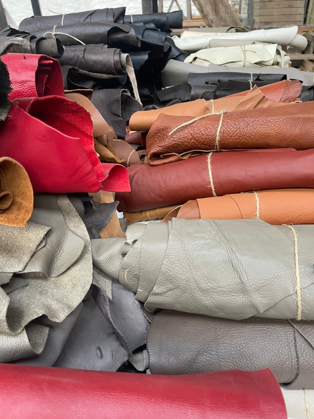 Leder snijresten, diverse kleuren , diverse groottes, Ophalen, Zo goed als nieuw, Leer of Kunstleer