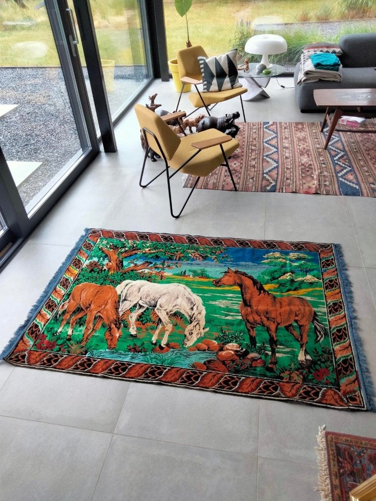 1970s vintage groot dun vloerkleed paarden horses 183x117cm, Gebruikt, 100 tot 150 cm, Ophalen of Verzenden, 150 tot 200 cm