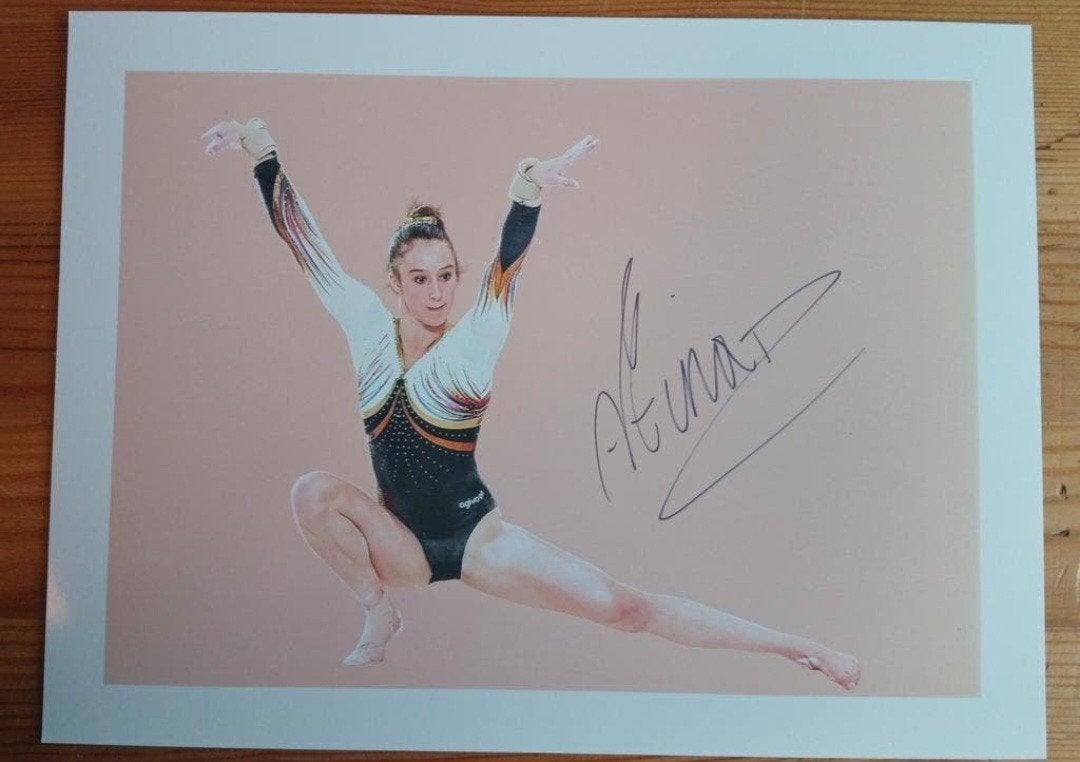 Gesigneerde foto van Nina Derwael., Envoi, Signé