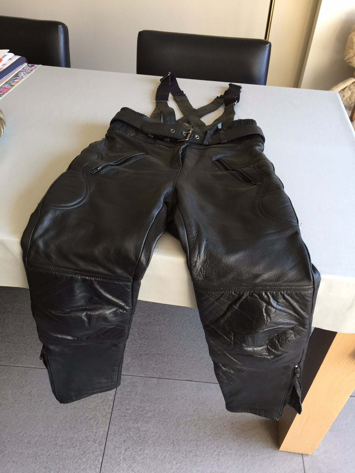Zwarte lederen damesmotobroek m/s, Motoren, Kleding | Motorkleding, Ophalen