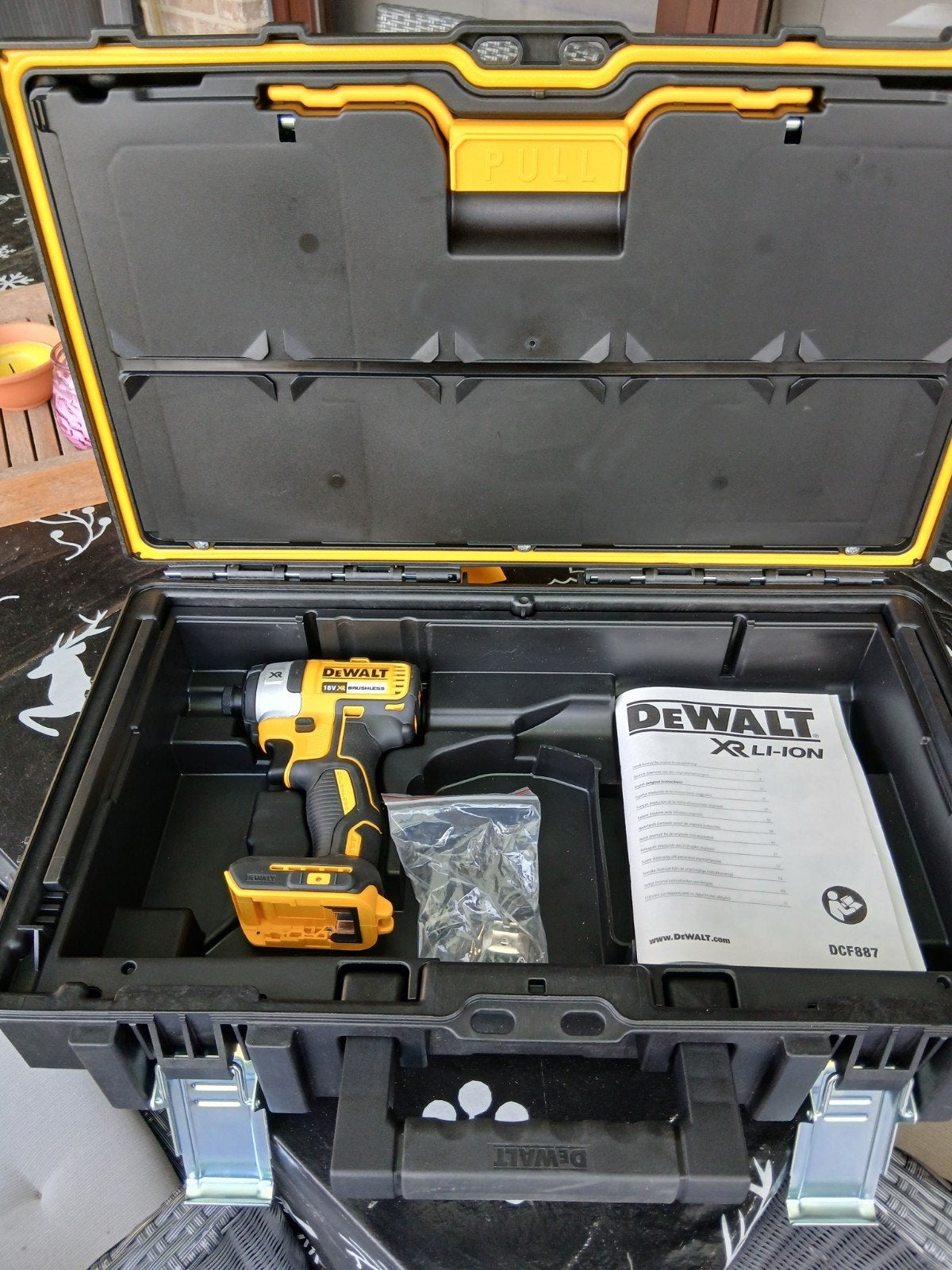 Dewalt slagschroefmachine, Ophalen