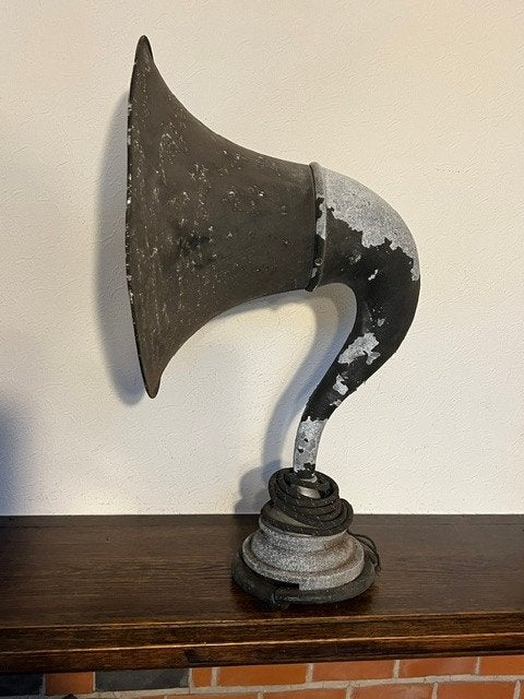 Ancien haut-parleur de radio ou de phonographe, Enlèvement