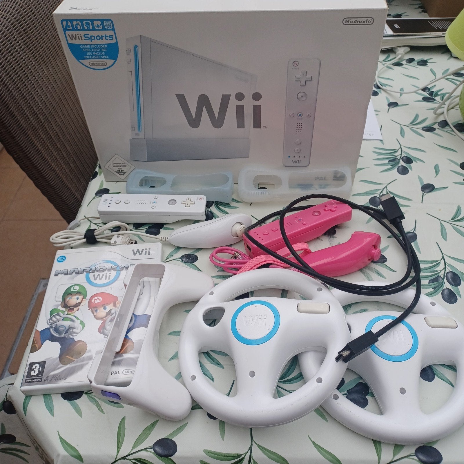 Complete Nintendo Wii Set in Doos + Mario Kart &, Games en Spelcomputers, Ophalen, Zo goed als nieuw, Met 2 controllers, Met games