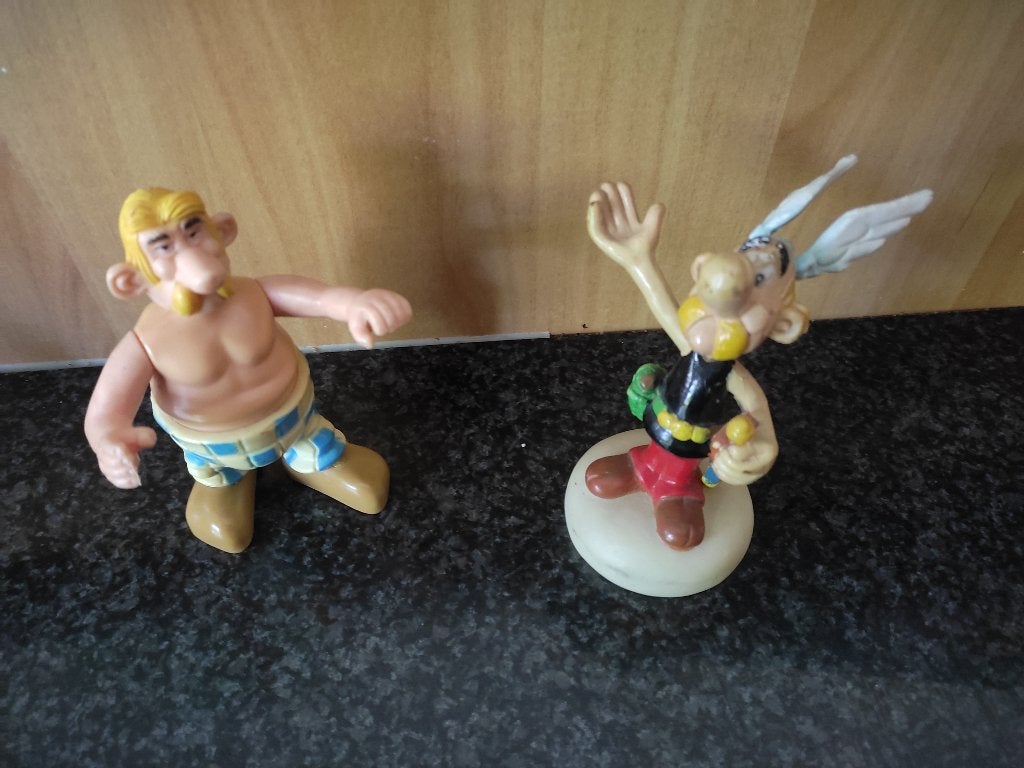 2 figurines Astérix., Collections, Enlèvement ou Envoi, Astérix et Obélix, Comme neuf, Statue ou Figurine