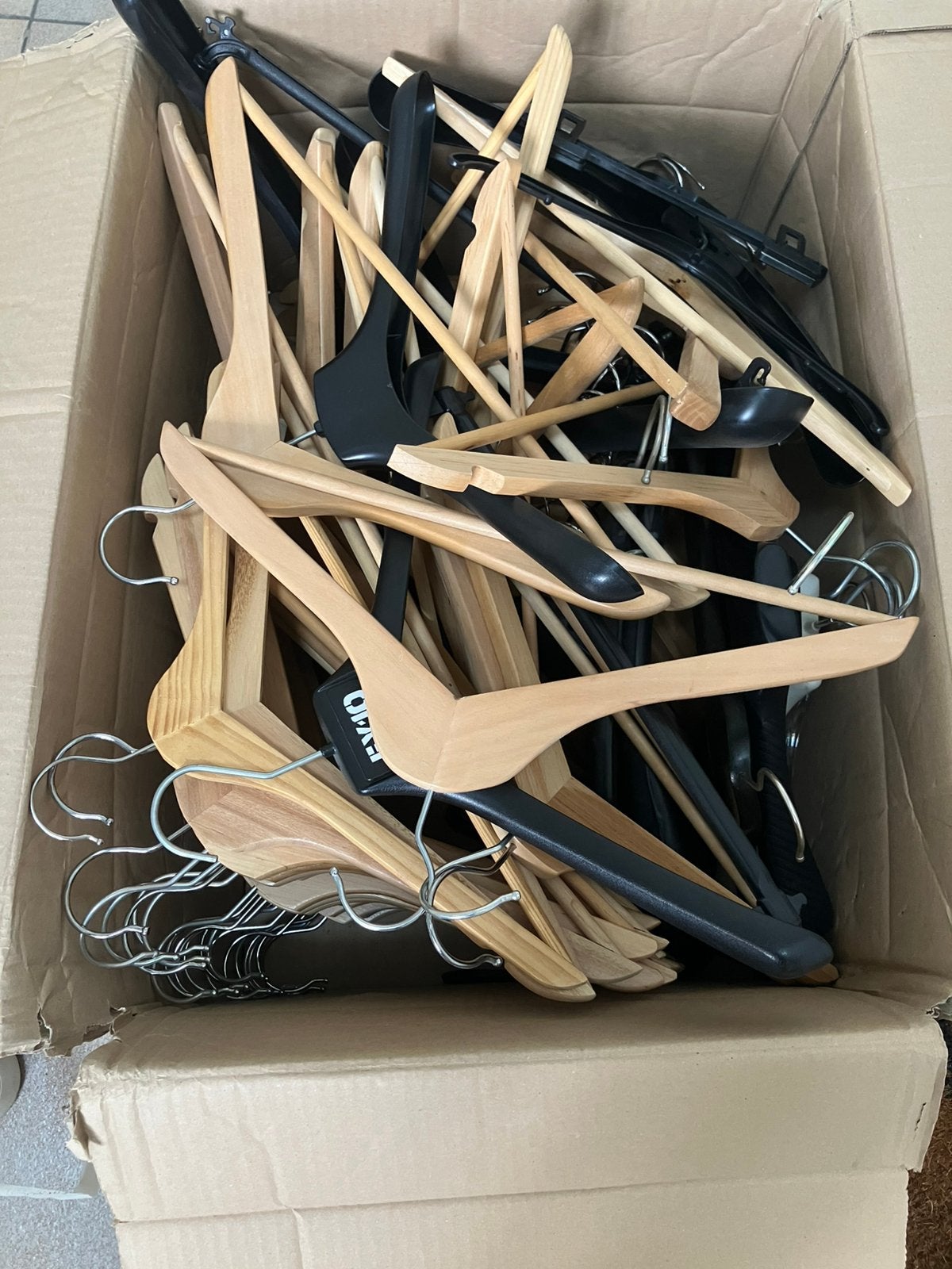 Gratis: 60 kledinghangers & 30 broekhangers, Kleding | Dames, Kledinghangers, Ophalen, Zo goed als nieuw, Hout