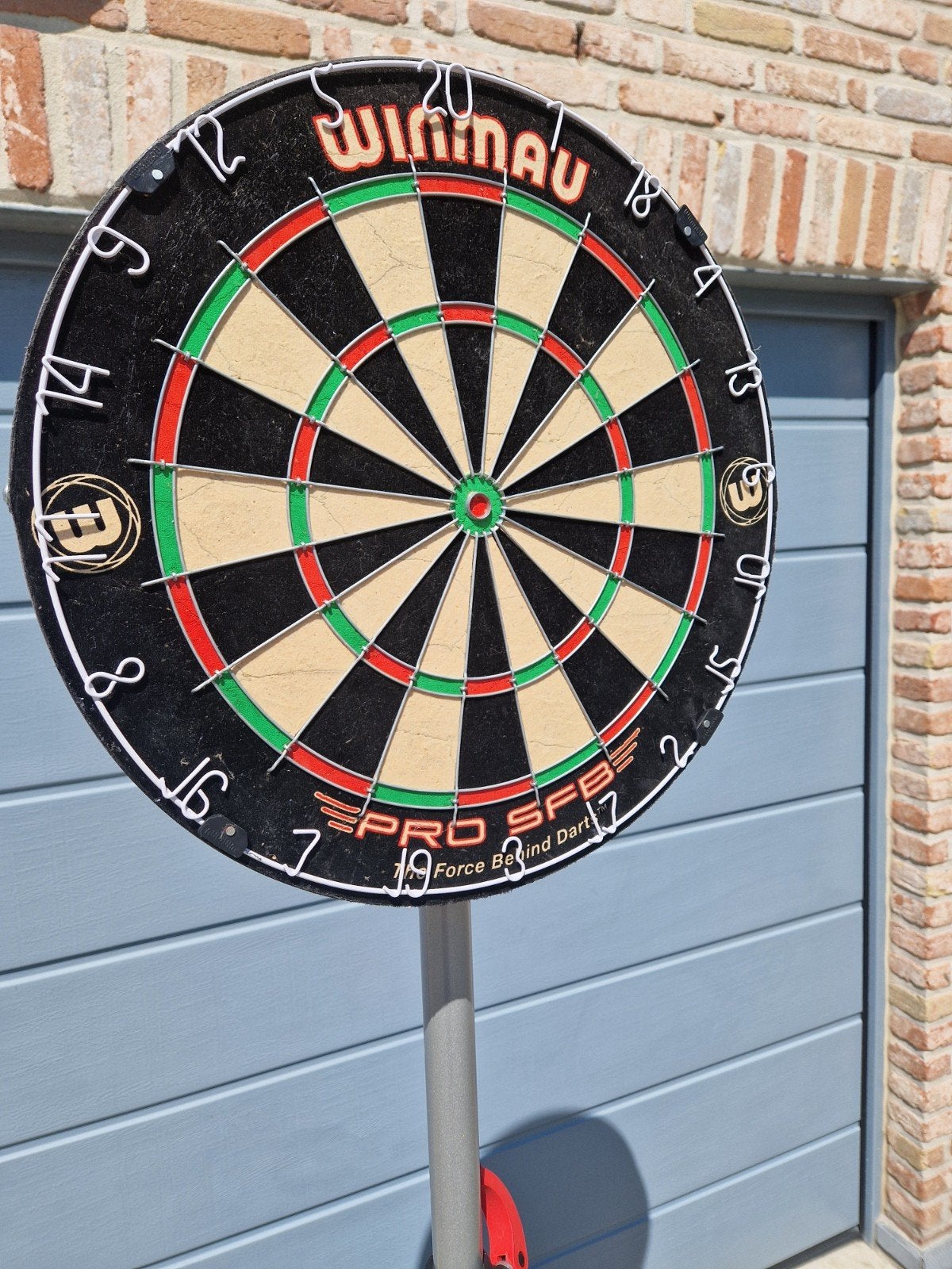 jeu de fléchettes + pied -> marque : Winmau, Enlèvement, Comme neuf, Cible de fléchettes, Pointe souple
