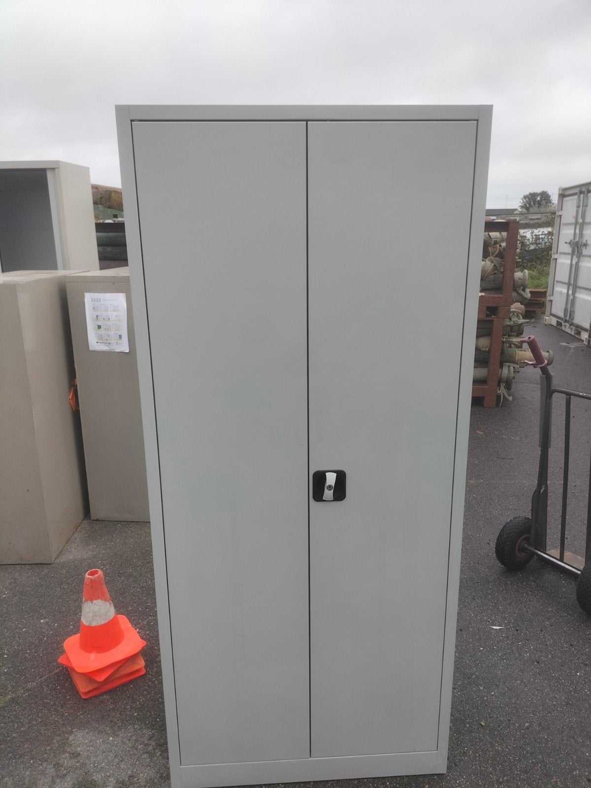nieuwe ijzer draaideur kasten met lichte schade. 11 stuks, Plusieurs portes, 25 à 50 cm, Kantoorkast magazijnkast, 50 à 100 cm