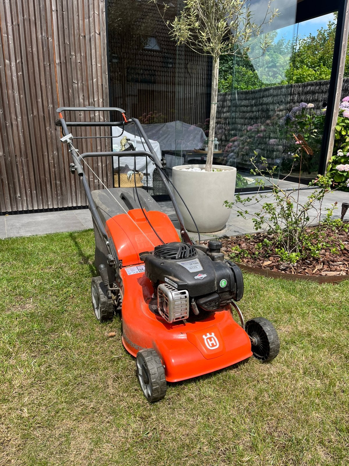 Husqvarna grasmachine op benzine, zelftrekker, Tuin en Terras, Grasmaaiers, Ophalen, Gebruikt, Opvangzak, Benzine-grasmaaier