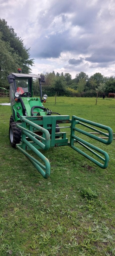 Balenklem voor kniklader Avant, Ophalen, Weidebouw