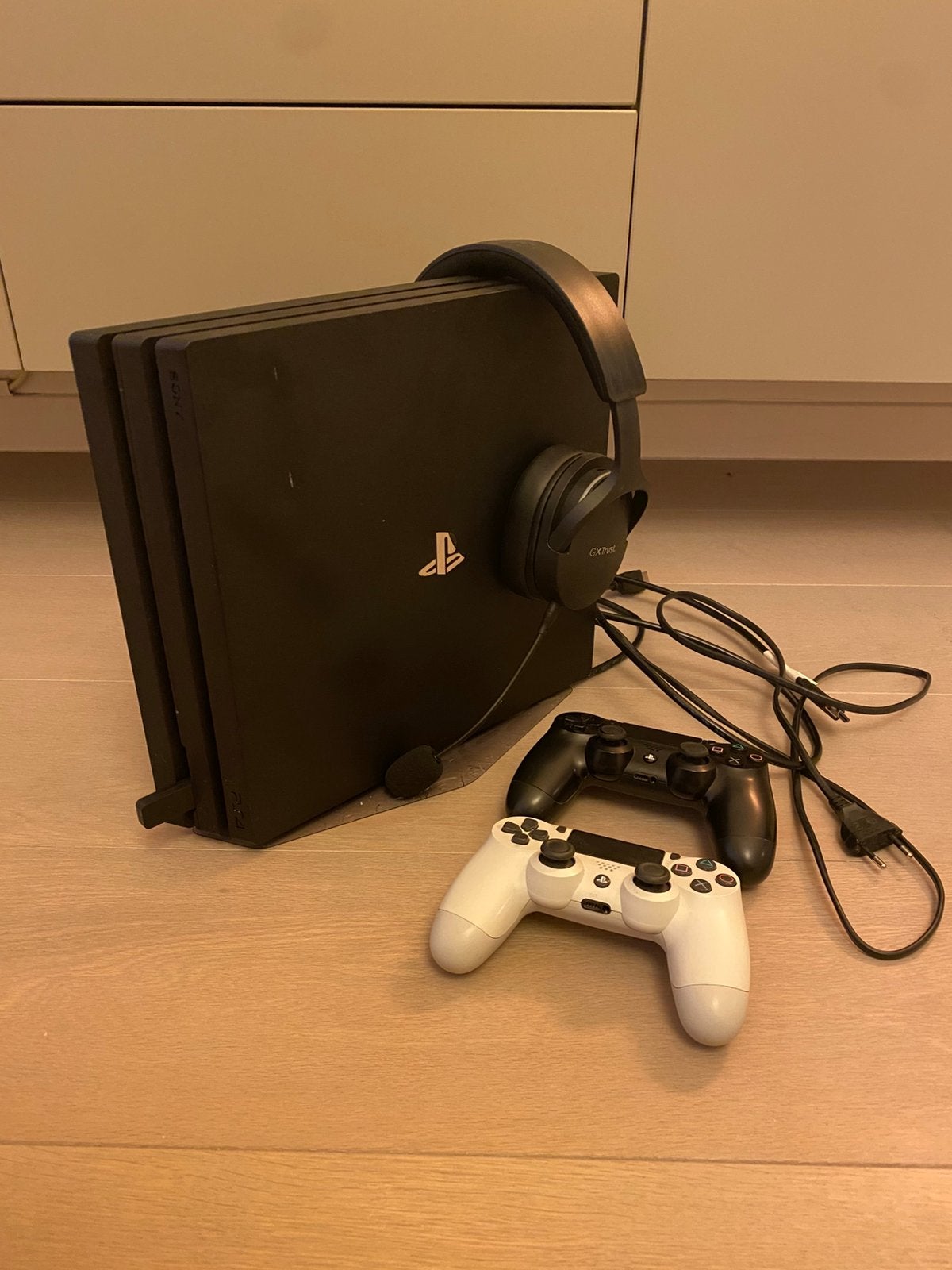 Playstation 4 Pro 1Tb + 2 controllers + Bluetooth headset, Games en Spelcomputers, Spelcomputers | Sony PlayStation 4, Ophalen