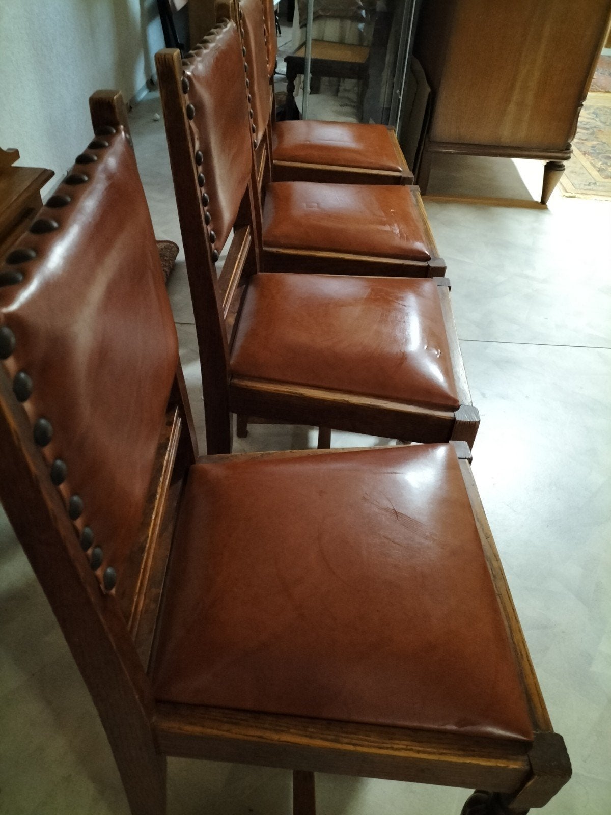 Antieke houten stoelen, Enlèvement