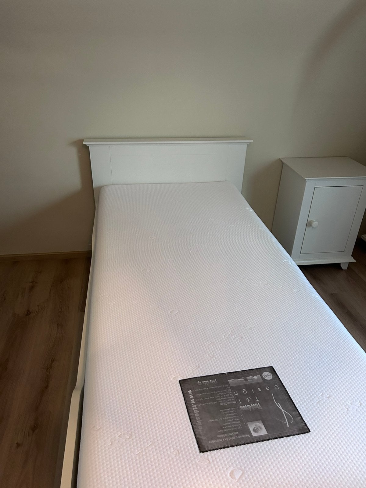 Wit eenpersoonsbed bopita met nachtkastje en matras, Huis en Inrichting, Ophalen, Zo goed als nieuw, Wit