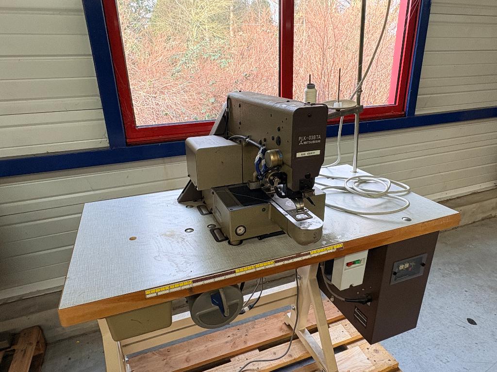 Mitsubishi PLK-03BTA programmeerbare naaimachine, Gebruikt, Naaimachine, Industrieel, Ophalen