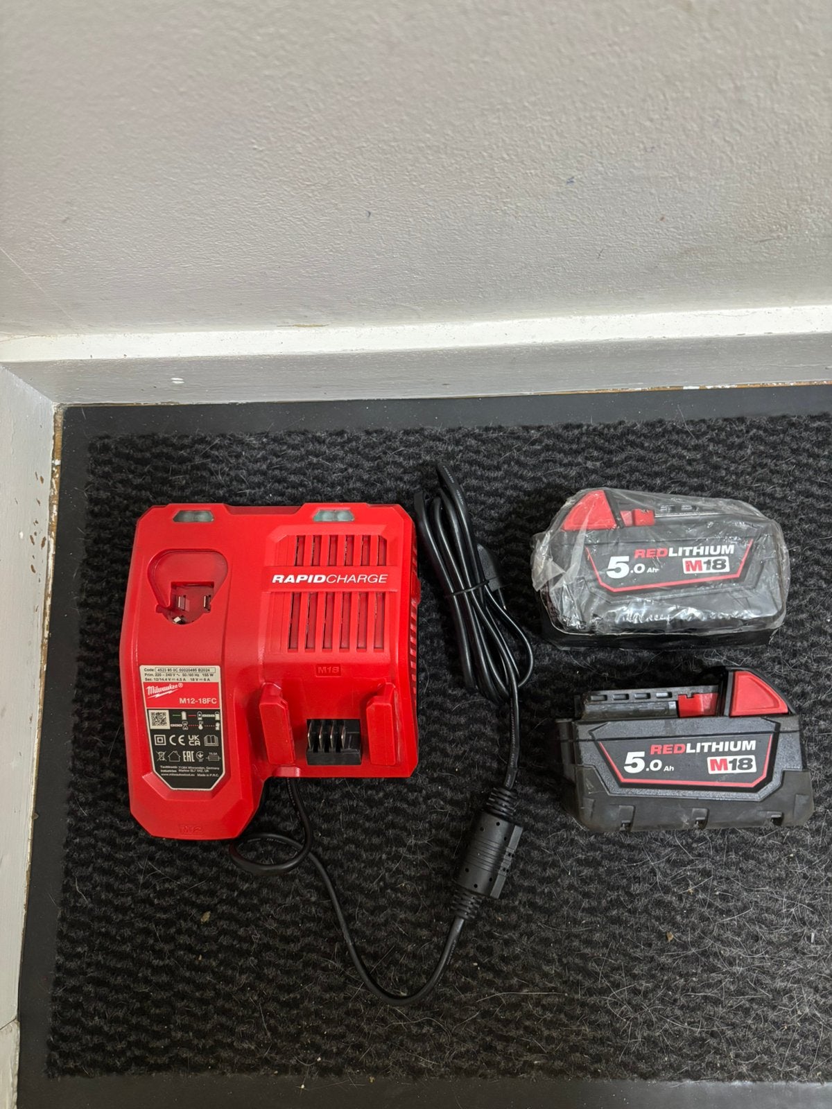 Batterie Milwaukee 2x et chargeur Makita Dewalt Hilti Bosch, Bricolage & Construction, Enlèvement, Neuf