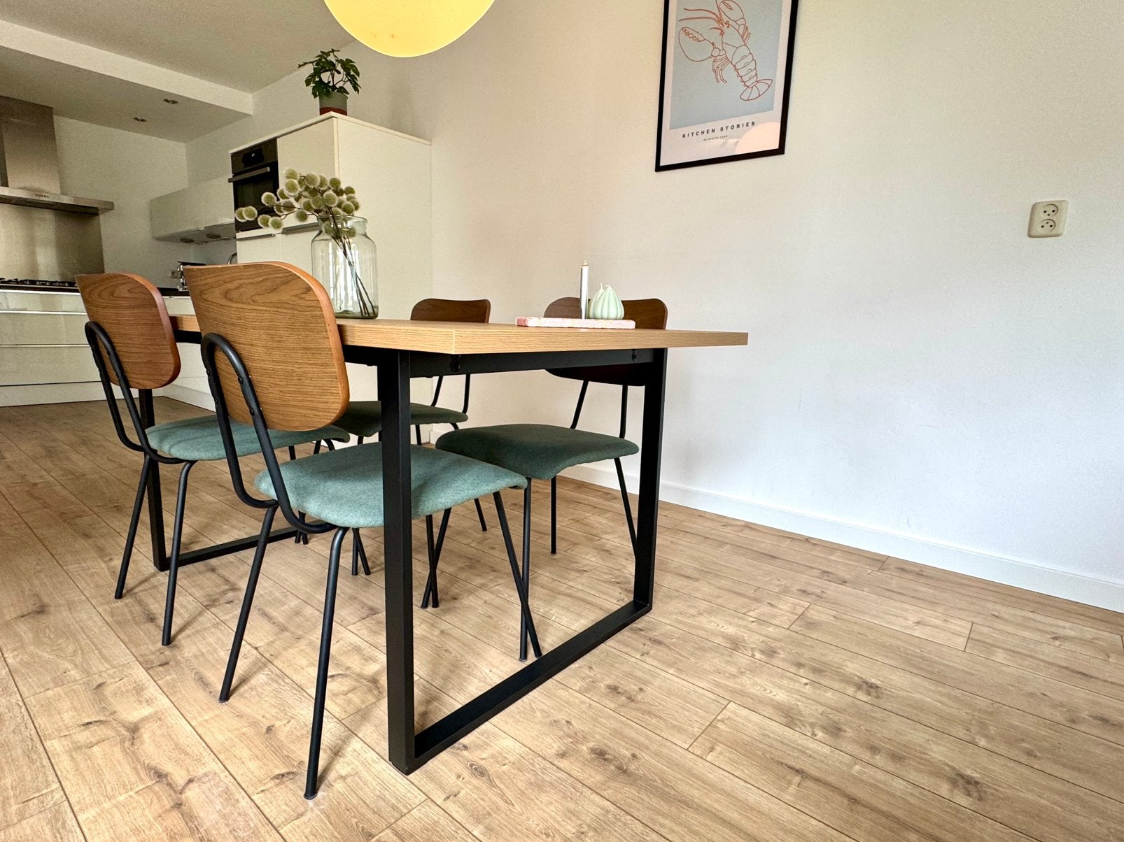 Nieuwe robuuste eettafel: kleur eiken met zwart onderstel, Huis en Inrichting, Stoffering | Vloerbedekking, Zo goed als nieuw